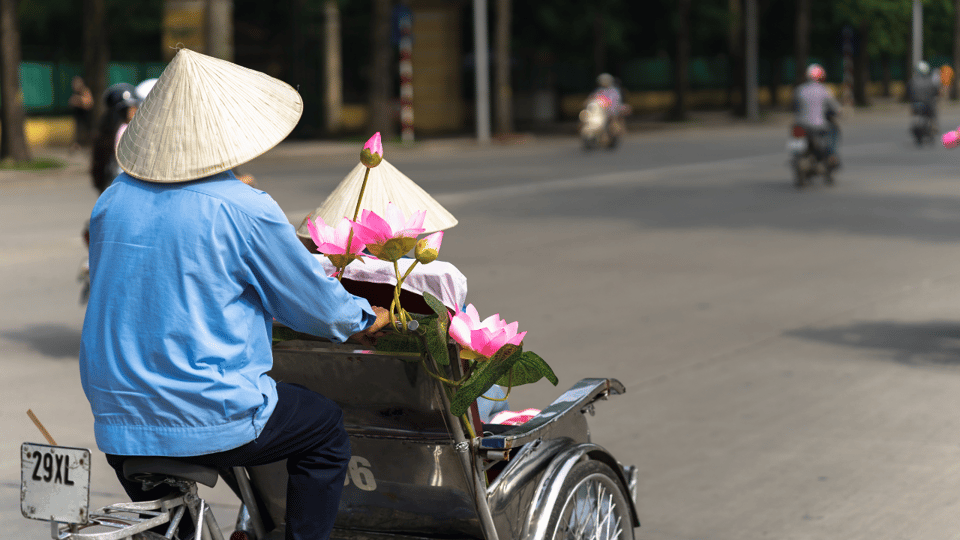 Ho Chi Minh City: City Highlights Tour by Cyclo - Bình Tây Market: Real Shopping Energy (and Chinese-Style Structure)