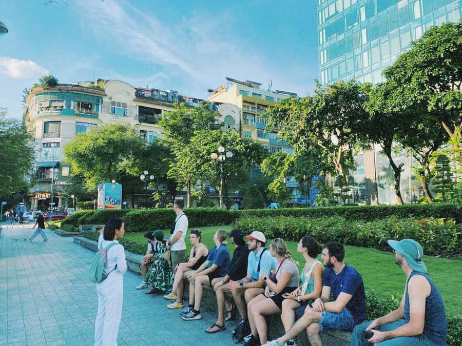 Ho Chi Minh City: Downtown Walking Tour with Local - Saigon Central Post Office and Notre Dame Cathedral: big monuments with context