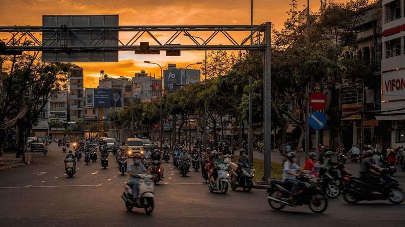 Ho Chi Minh City: Highlights & Hidden Gems Walking Tour - Opera House Area and the Vietnam War-Era CIA Building Stop