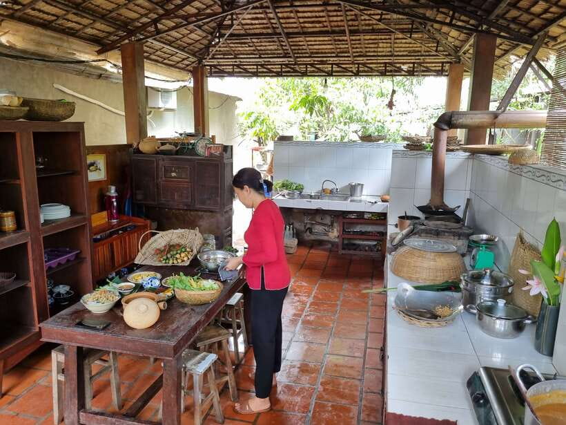 Ho Chi Minh City: Mekong Delta Day Trip with Lunch & Drinks - Coconut canals by kayak or rowing boat: slower water, better photos