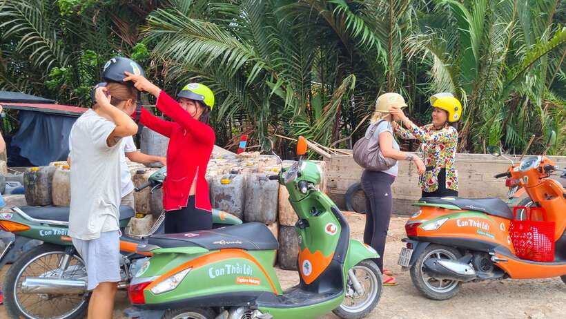 Ho Chi Minh City: Mekong Delta Day Trip with Lunch & Drinks - From District 1 pickup to Ben Tre: the morning drive and setup