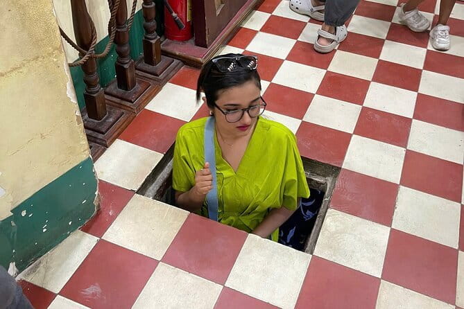 Ho Chi Minh City Private Tour with Young Local Female Guide - Nguyễn Thiện Thuật apartment area: narrow lanes and local routines