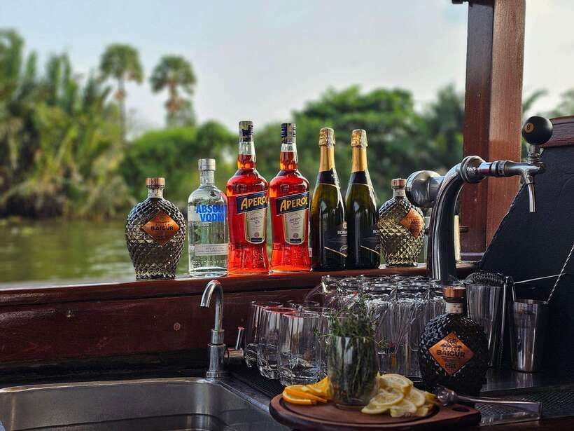 Ho Chi Minh City: Saigon River Boutique Cruise - Evening cruises: why night lights make the hour feel longer