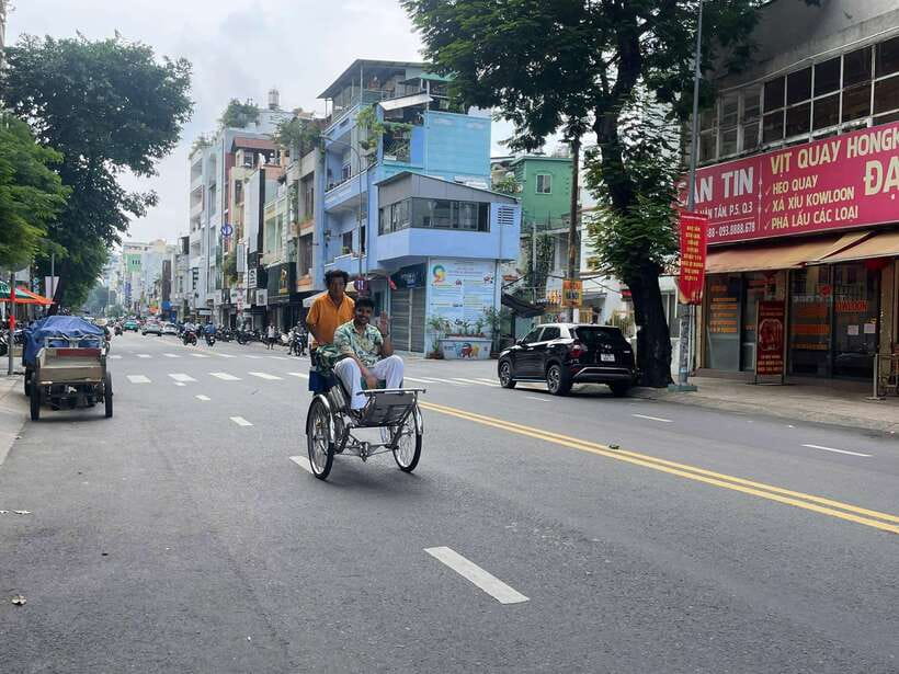 Ho Chi Minh City Sightseeing Panoramic Cycling Tour By Cyclo - Independence Palace, City Hall, and French colonial photo stops