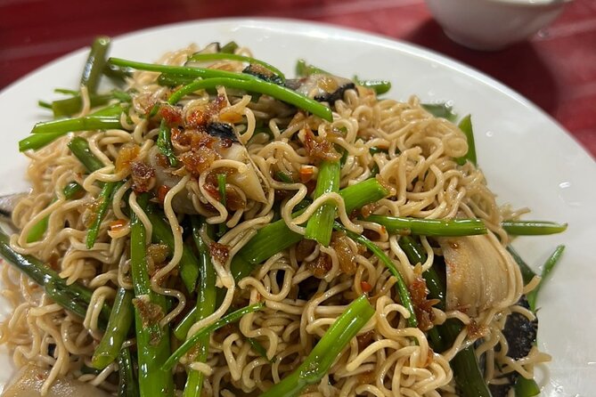 Ho Chi Minh City Sightseeing & Street Food Tasting Experience - Pickup, private guide, and how the route keeps moving