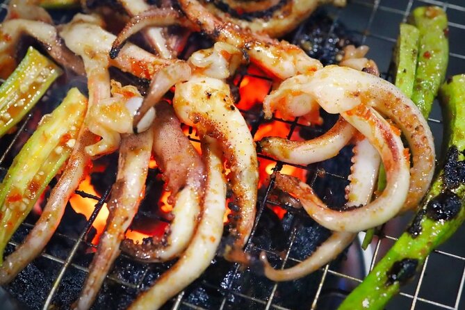 Ho Chi Minh City: Street Food & Sightseeing Tour with Local Guide - Stop-by-stop: Monument to flower market to street food lanes