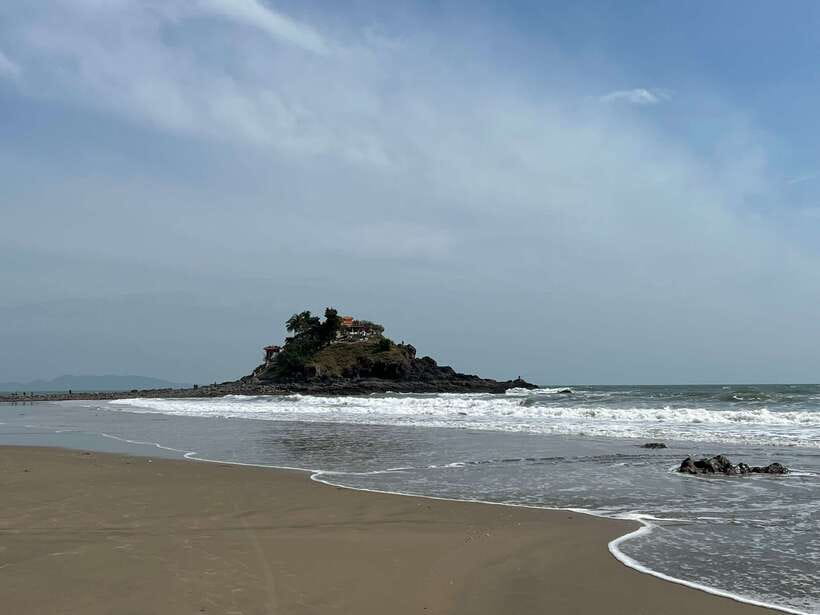 Ho Chi Minh City: Vung Tau Beach Full-Day Trip with Lunch - How the day runs: District 1 pickup to Vung Tau by morning