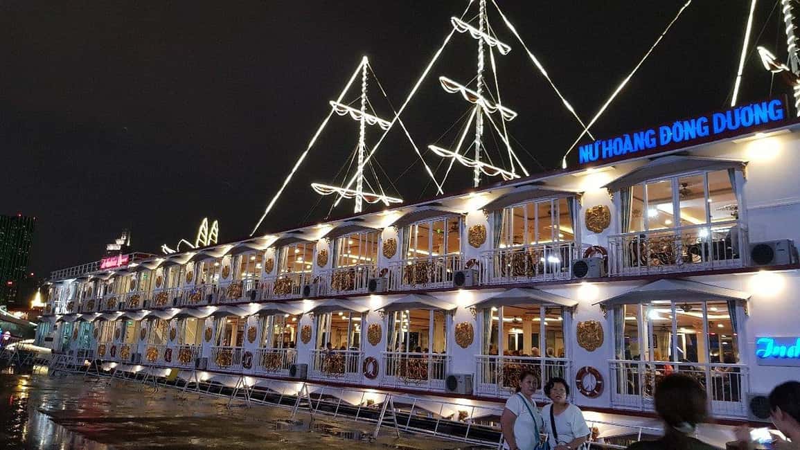 Ho Chi Minh: Saigon River Dinner Cruise with Live Music - District 1 Pickup and the 6:15 p.m. Reality Check