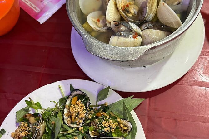 Ho Chi Minh Street Food & City Sights with Local Female Guide - The 4-Hour Route: District Hops and Landmark Pass-By