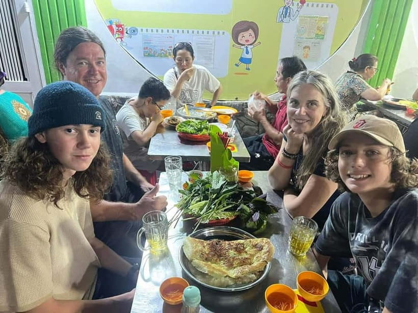 Ho Chi Minh: Street Food & Sightseeing Tour with Local Guide - Nguyen Thien Thuat Apartment Park: Old Saigon Meets a Hearty Bite