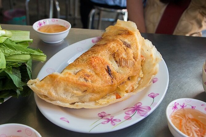 Ho Chi Minh Walking Street Food Tour (Safe & Fun) - Stop 2: District 3 Nguyen Thien Thuat Apartments, Banh Mi, and a Flower-Market Dessert
