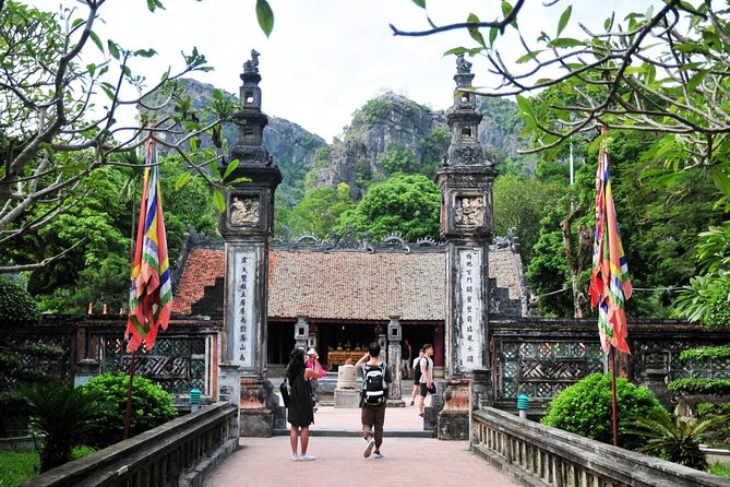 Hoa Lu Tam Coc Full Day Tour: Small Group Tour & Buffet Lunch - Lunch break: buffet food that actually matters
