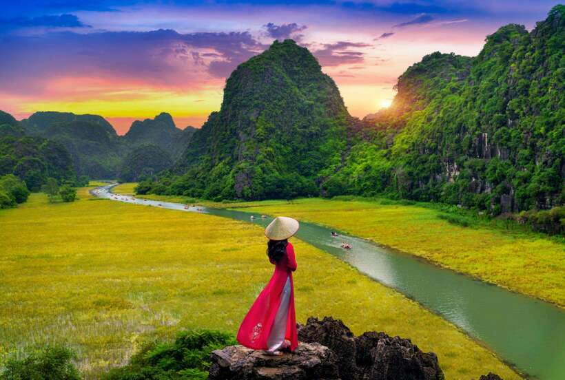 Hoa Lu, Tam Coc, & Mua Cave Day Trip with Lunch & Limousine - Key things I’d pack into your decision