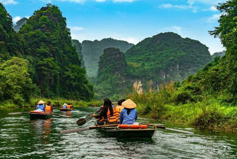 Hoa Lu, Tam Coc, & Mua Cave Day Trip with Lunch & Limousine - Guide support and the smoothness factor