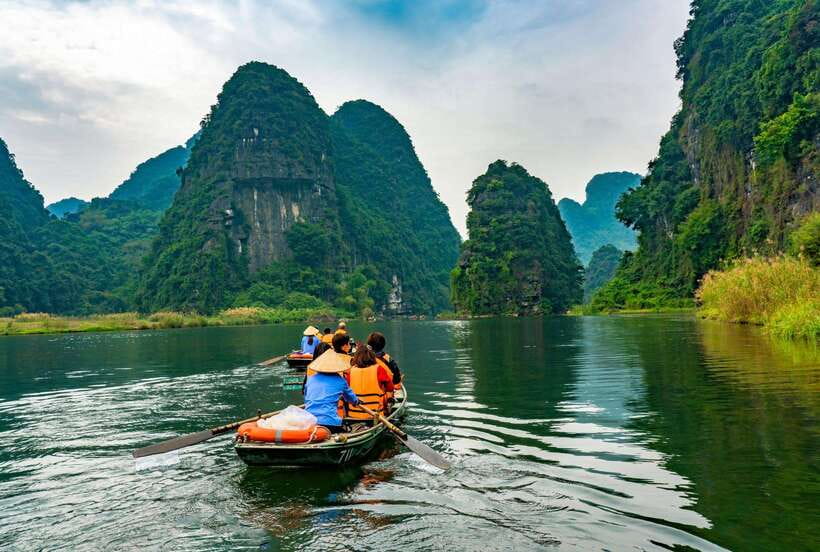 Hoa Lu, Tam Coc, & Mua Cave Day Trip with Lunch & Limousine - Getting picked up in Hoàn Kiếm and riding in comfort