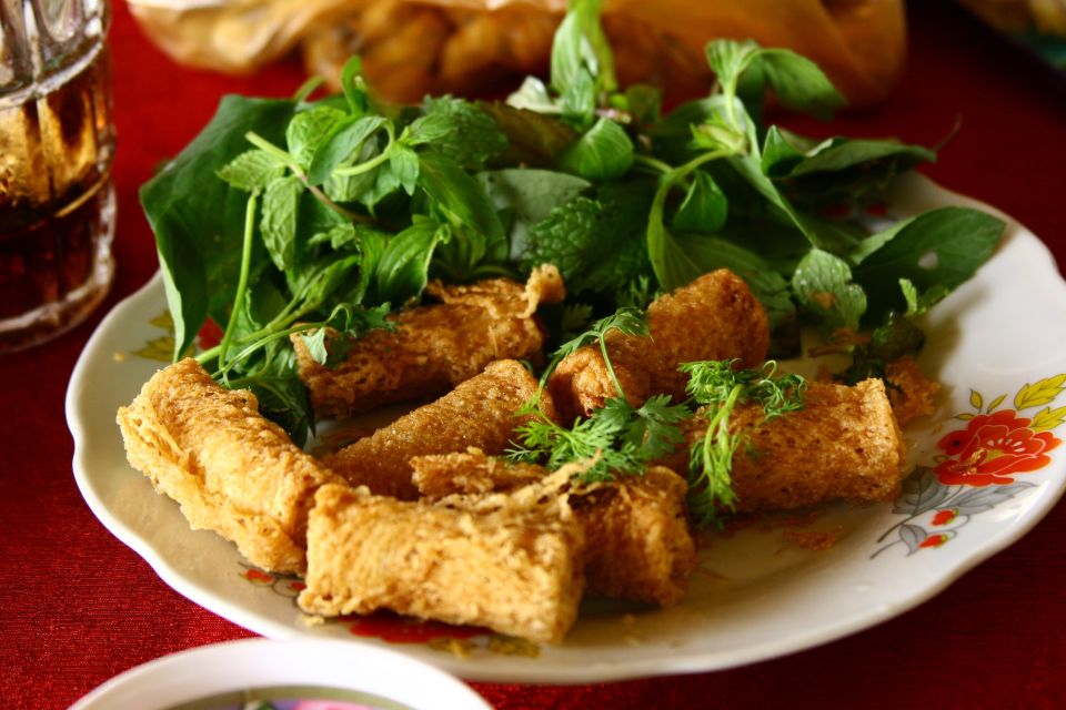 Hoi An: 2.5-Hour Street Food Tour - Going Past the Sidewalk: A Stop in a Local Home
