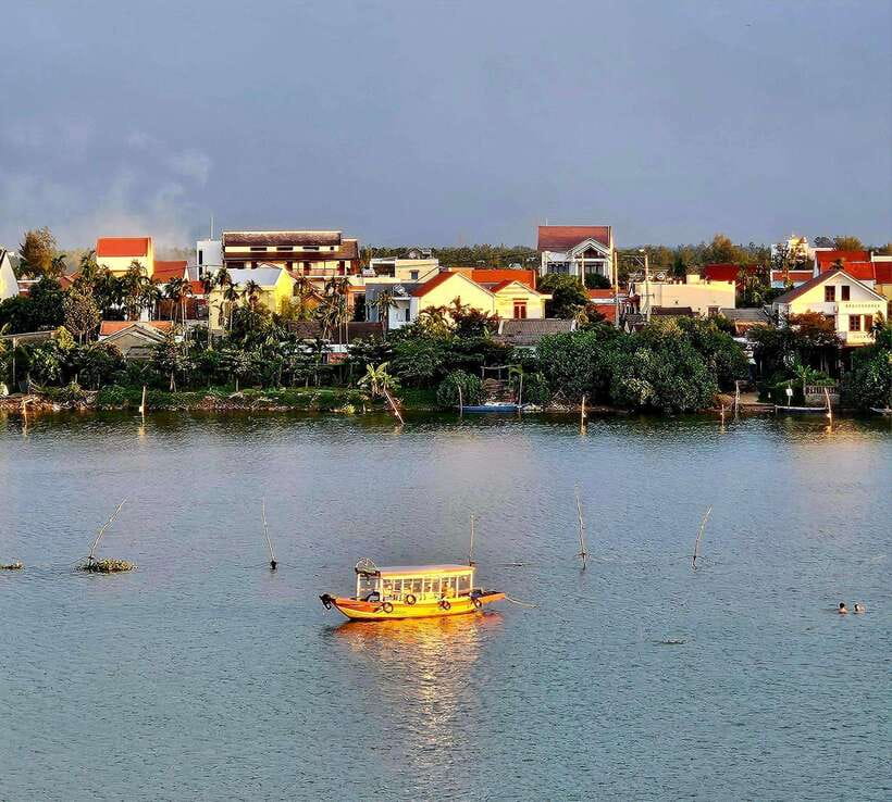 Hoi An: Basket Boat Tour by River Boat and Lantern Release - Cầu Ánh Trăng Thương Cảng: a short stop that sets up sunset