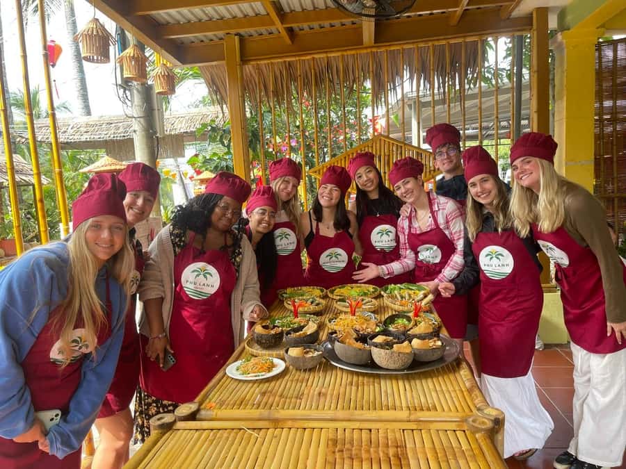 Hoi An: Basket Boat with Lantern-Making & Cooking Class Tour - Market Morning in Hoi An: Picking Ingredients You’ll Cook Later