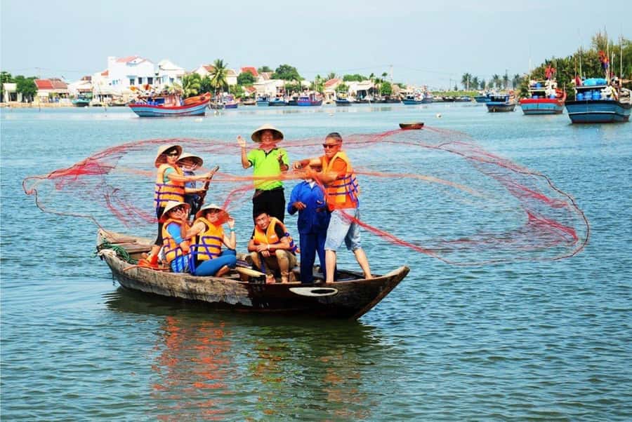 Hoi An: Basket Boat with Lantern-Making & Cooking Class Tour - Palm-Leaf Souvenirs and a Short Local Performance