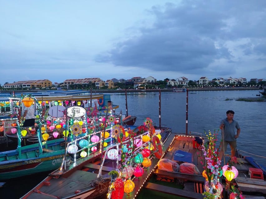 Hoi An Boat Lantern With Release Flower Hoai River At Night - The Guided Flow: How the Night Moves in One Clean Loop
