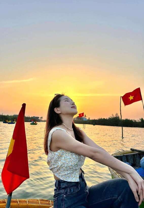 Hoi An: Coconut Basket Boat Ride by Hangcoconut - On the Cua Dai River: learning to row without needing special strength