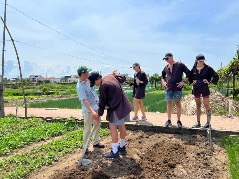 Hoi An Countryside Sightseeing Biking Tour By Private /Group - Tra Que Vegetable Village: hands-on farm life that stays beginner-friendly