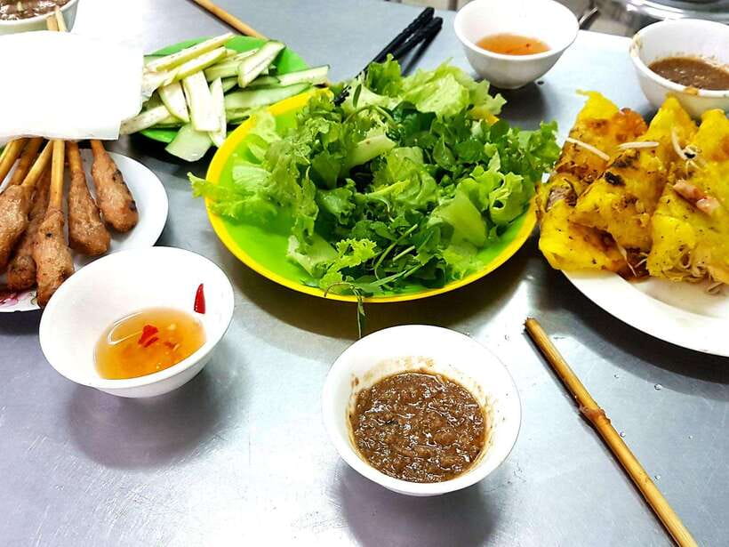 Hoi An/Da Nang: Da Nang Food Tour & Cruise Trip on Han River - Da Nang’s back streets and “hidden places” you’d skip alone