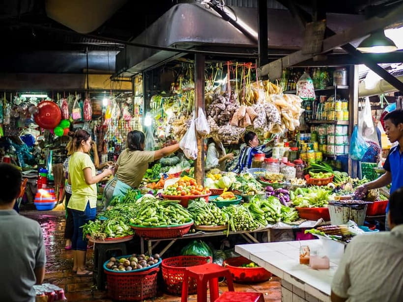 Hoi An/Da Nang: Market Tour, Boat Ride, and Cooking Class - Guides, communication, and what “small group” feels like