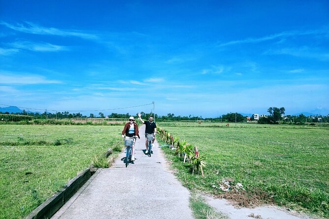 Hoi An Eco-Biking Tour - Tra Que Vegetable Village: Helping with Herb and Vegetable Gardens
