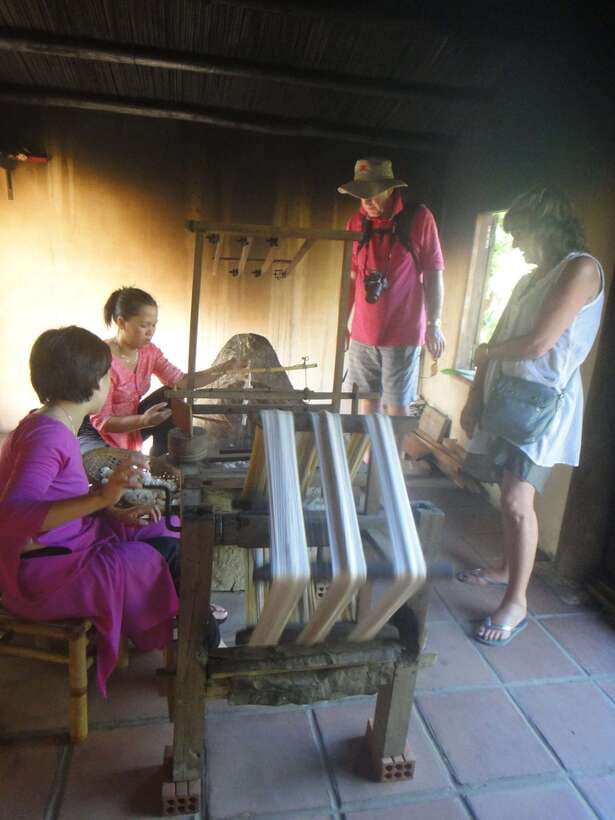 Hoi An: Half-day Silk Weaving Discovery Tour - The silk showroom stop: where you connect lesson to purchase