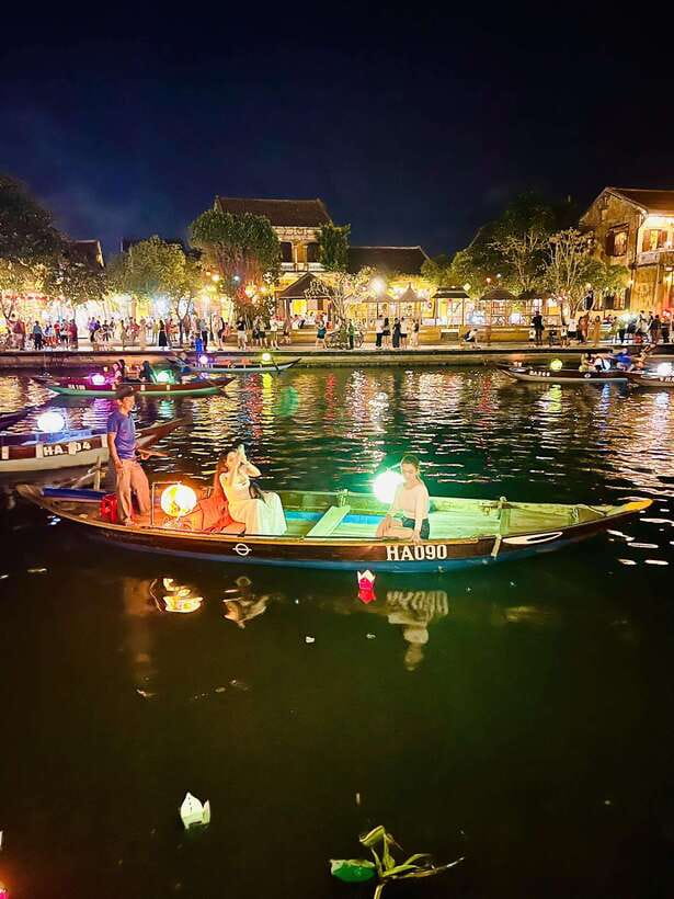 Hoi An: Lantern Boat Ride on the Hoai River - On the Boat: Night Sights, Night Smells, and a Simple Ride