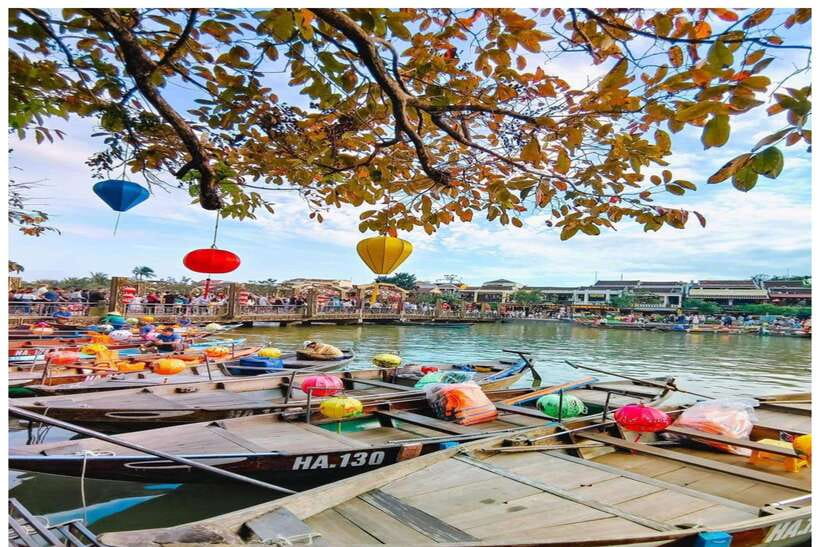 Hoi An : Lantern Boat Trip & Release Lantern - The night boat dock stop: lights, photos, and a calmer moment