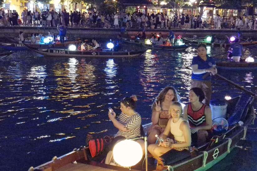 Hoi An : Lantern Boat Trip & Release Lantern - Make a wish and release your lantern: the ritual that ties it together