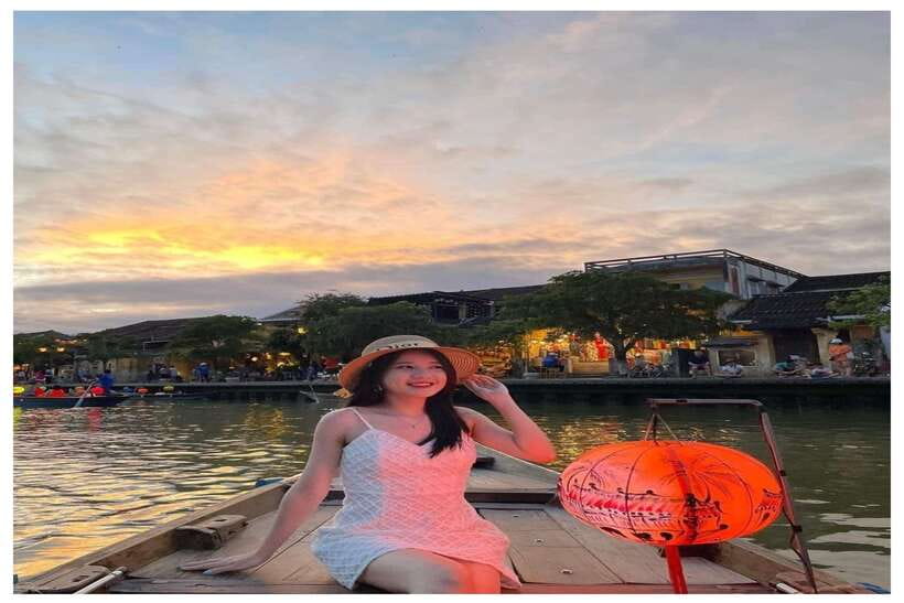 Hoi An : Lantern Boat Trip & Release Lantern - Traditional music and local riverbank life