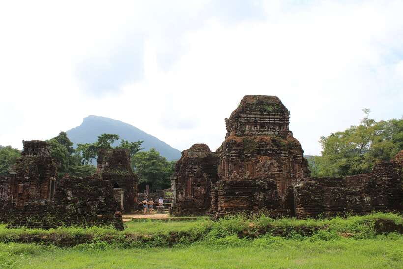 Hoi An: My Son Sanctuary 8 am/1 pm - Food plan: Vietnamese lunch in the morning, Vietnamese bread in the afternoon