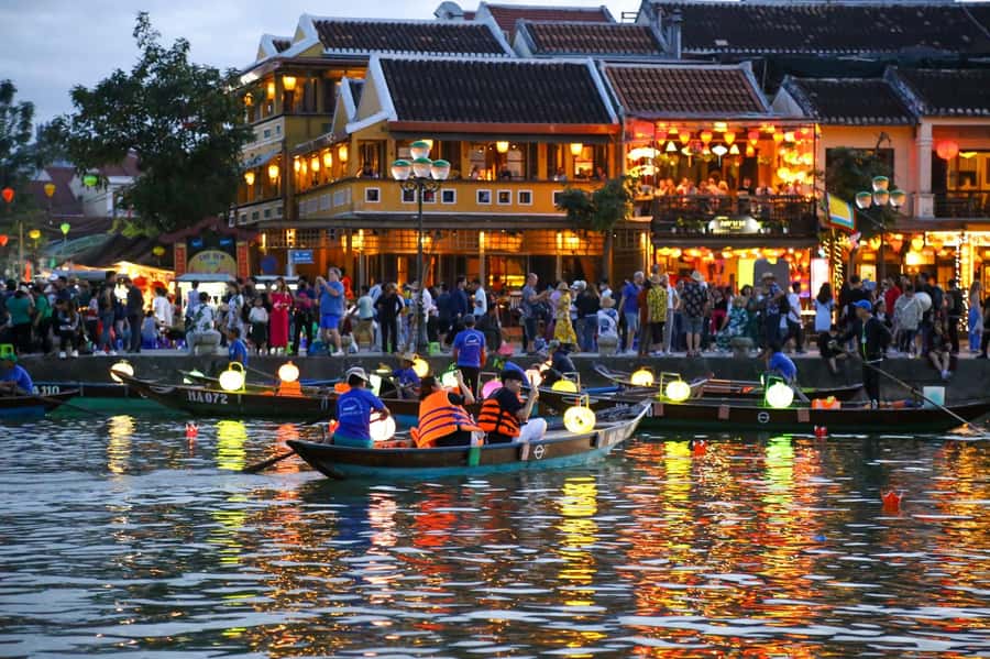 Hoi An : Night Boat Trip and Floating Lantern on Hoai River - A Hoai River lantern release feels different after dark