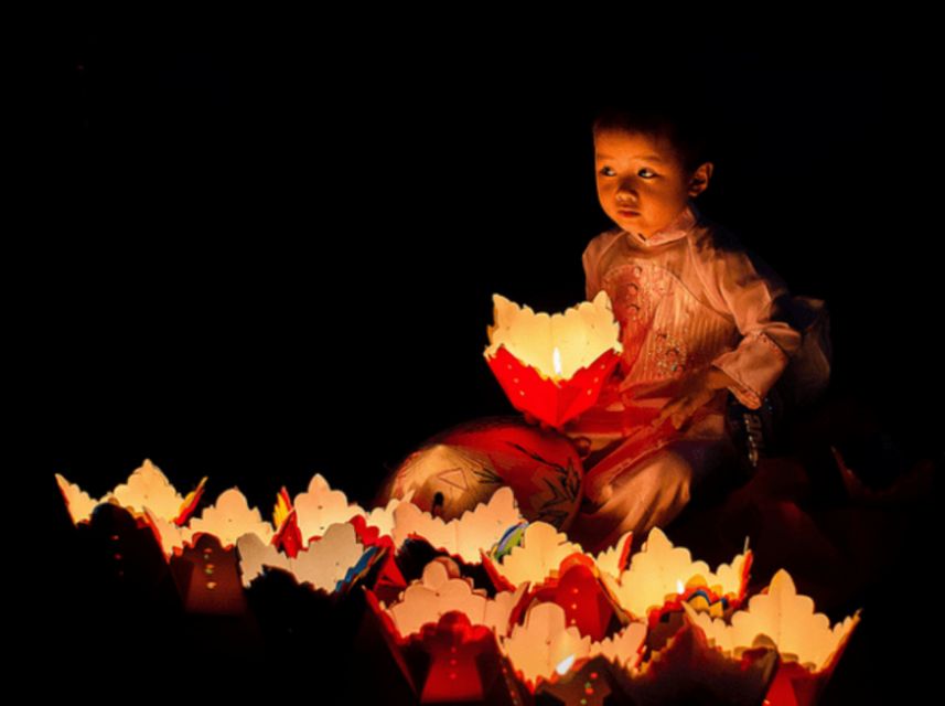 Hoi An: Night Boat Trip and Release Lantern at Hoai River - Photography tips for candlelight on the river