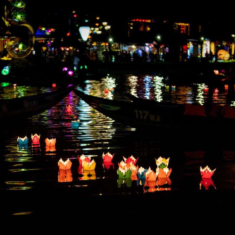 Hoi An: Private night boat Trip & release lantern on river - Photo tips: how to capture the lantern moment without stress