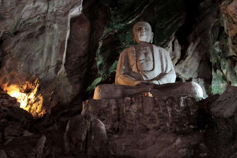 Hoi An: Secrets Of The Marble Mountains & Linh Ung Pagoda - Marble carving workshop at Nhựt Mạnh: see how the stone gets made