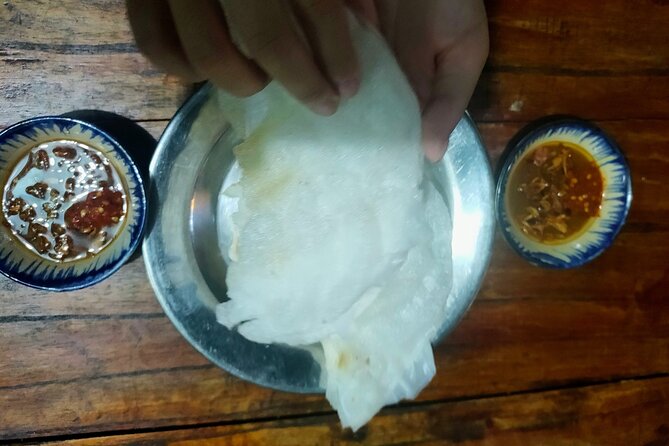 Hoi An street food tour - Strolling the small streets: rice pancakes, Cao Lầu noodles, Bánh Mì, grilled pork