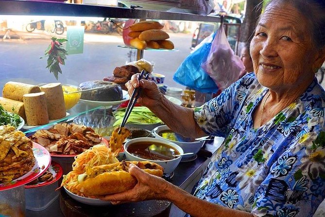 Hoi An Street Food Tour- Eat Like A Local - Hitting the meeting point without stress: ÊMM Hotel to Ba-Le Well area