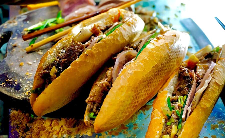 Hoi An Street Food Tour with Locals - Meeting at BeBe Tailor and Finding Your Footing in Ancient Town