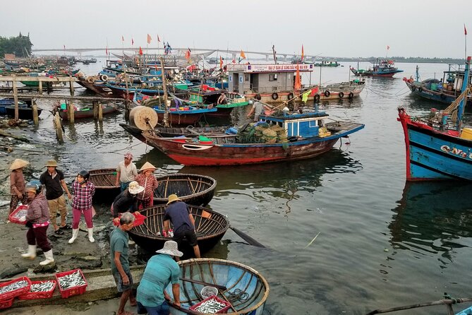 Hoi An Sunrise Private Half Day Tour - Tra Que Vegetable Village: herb-scented fields with traditional farming habits