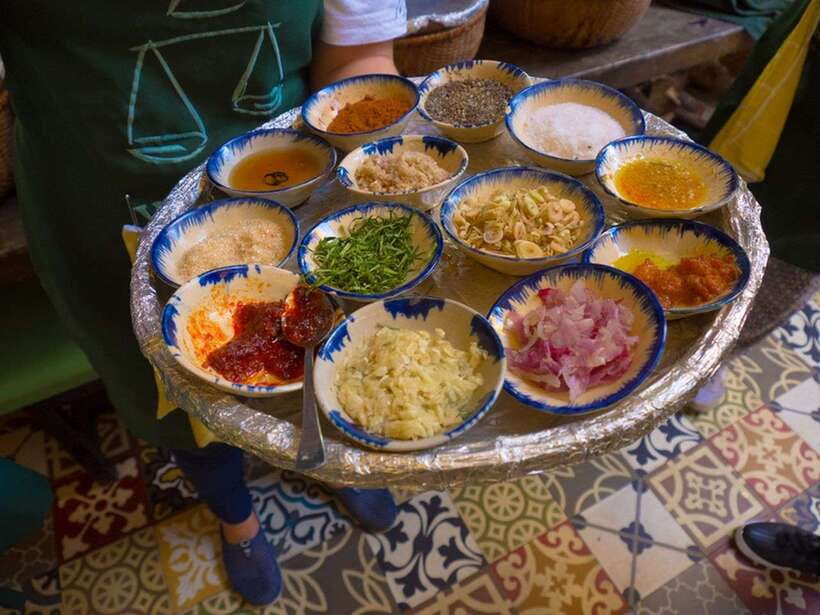 Hoi An: Sunset Food Tasting Tour - Rice cakes, sesame soup, and local drinks that keep the night flowing