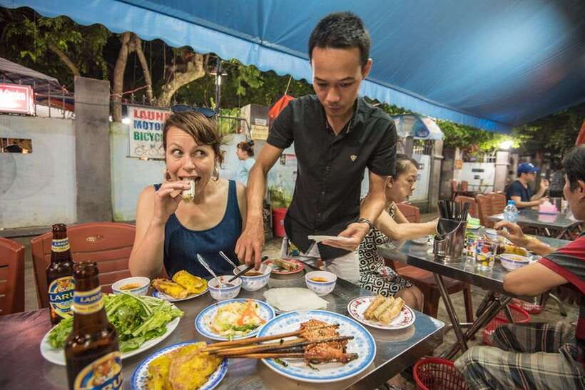 Hoi An: Sunset Food Tasting Tour - Small group pacing, plus guides who actually steer the night