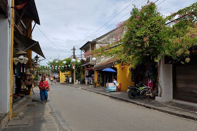 Hoi An town private walking tour with boat trip - Mot Herbal Tea in the Old Town: A Small Stop With Big Payoff
