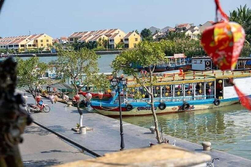 HoiAn Lantern Cruise Private/Sunset/Sunrise/Lighting Lantern - Lotus Lantern Release: Wishes, Lighting, and the Calm Mid-Cruise Pause