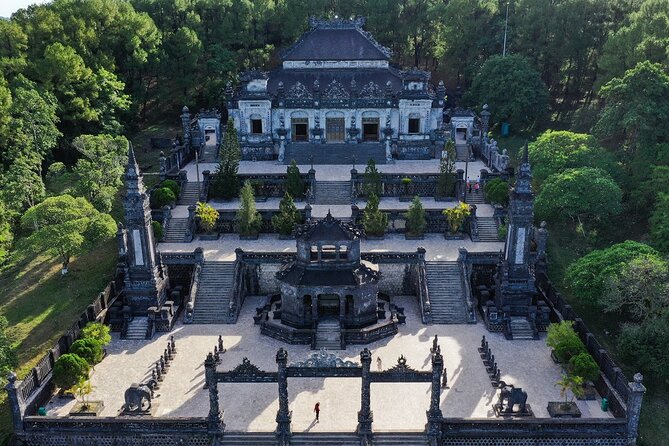 Hue City Tour 1 Day with Dragon Boat from Hue, Danang, Hoi An - Weather-proofing a Hue day with umbrellas and patience