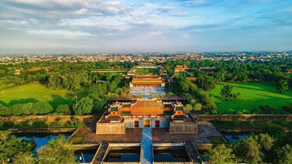 Hue: Dragon Boat, Imperial City & Royal Tombs Full-Day Tour - Perfume River dragon boat to Thien Mu Pagoda: start slow, see Hue breathe
