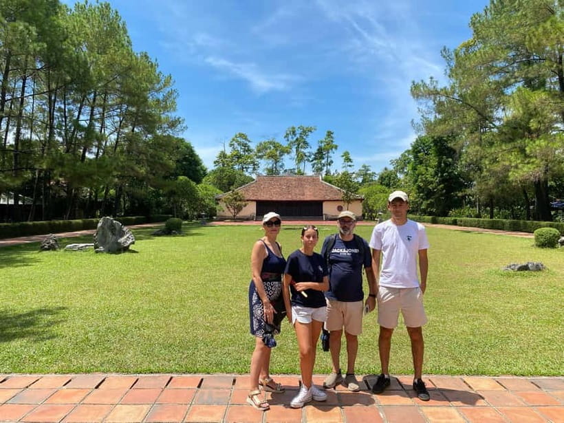 Hue: Dragon Boat, Perfume River, Pagoda & Royal Tomb Tour - Thien Mu Pagoda: what you’ll see in the 40-minute photo-and-wander window
